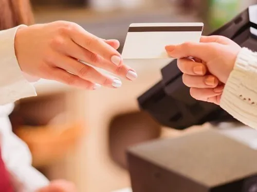 Le paiement différé ou fractionné pour les cadeaux de Noël : ça vaut le coup ? 