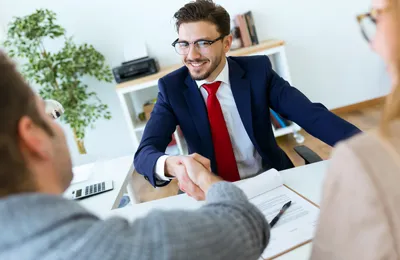 Le courtier d'assurance auto, un intermédiaire pour trouver le meilleur contrat