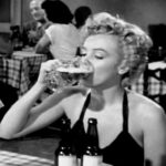 Marilyn Monroe buvant une bière