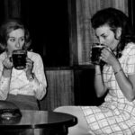 Deux femmes boient une bière