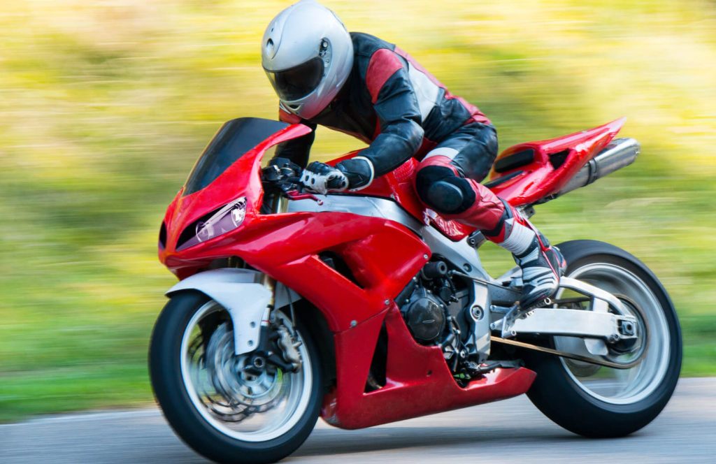 Les motos de plus de 100 chevaux répondant à la norme Euro 3 peuvent circuler en France.