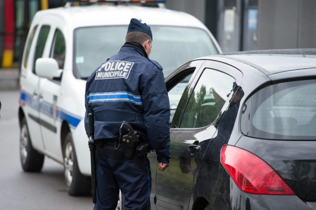 un officier fait un contrôle routier