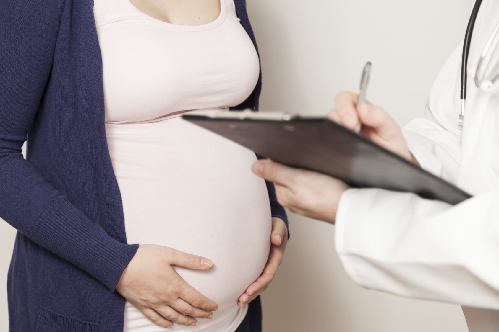 Une femme enceinte avec un médecin.