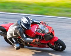 Vers une nouvelle procédure de test des casques moto