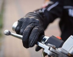 Motos et scooters : gants obligatoires à partir du 20 novembre