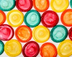 Les jeunes n’utilisent pas de préservatif systématiquement et négligent le dépistage