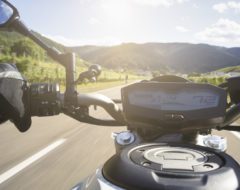 Moto et beau temps : les conseils pour conduire bien protégé