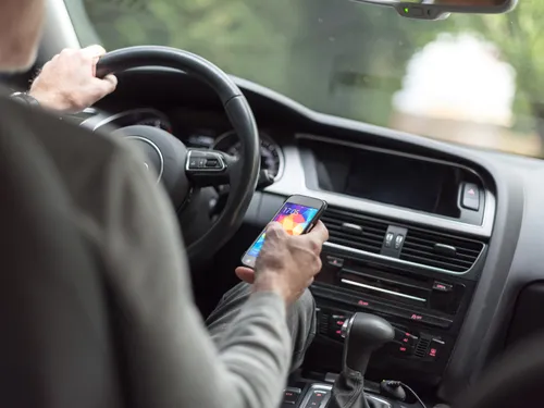Smartphone au volant : quand un message peut coûter la vie (ou un malus)