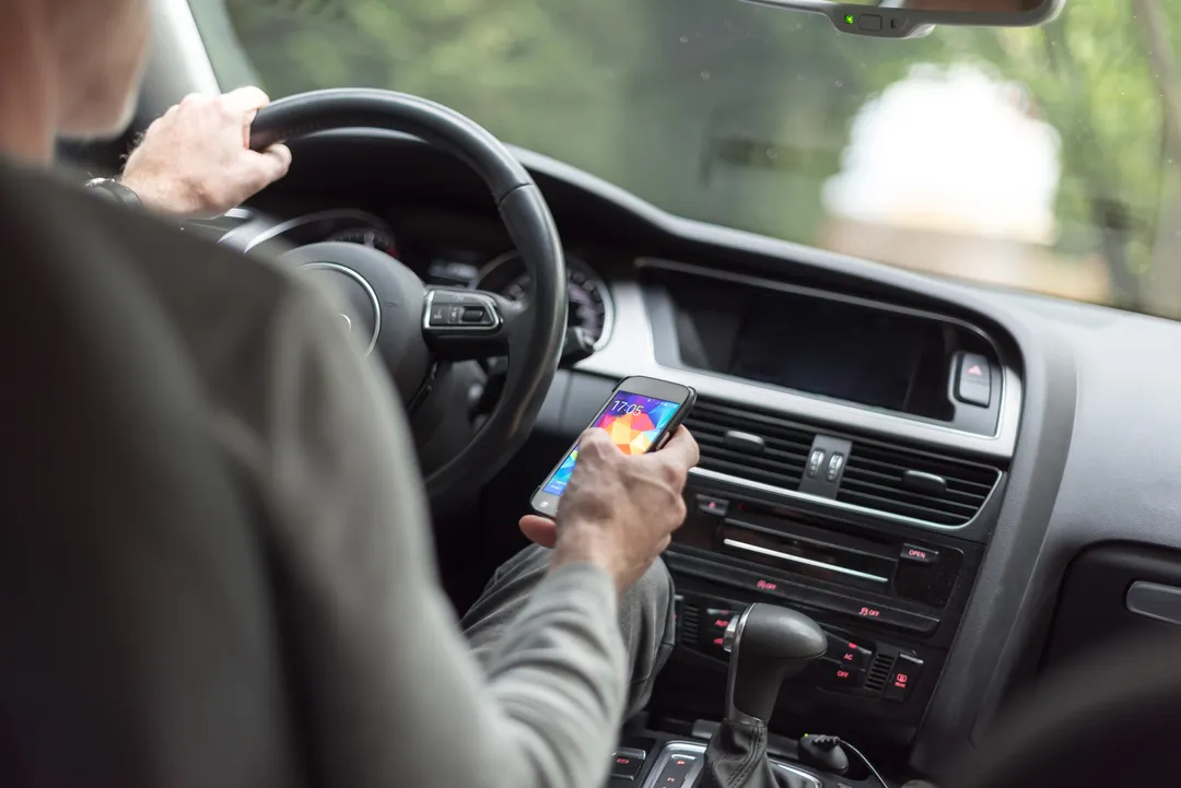 Smartphone au volant : quand un message peut coûter la vie (ou un malus)