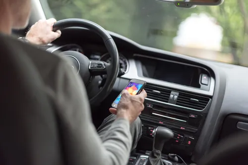 Smartphone au volant : quand un message peut coûter la vie (ou un malus)