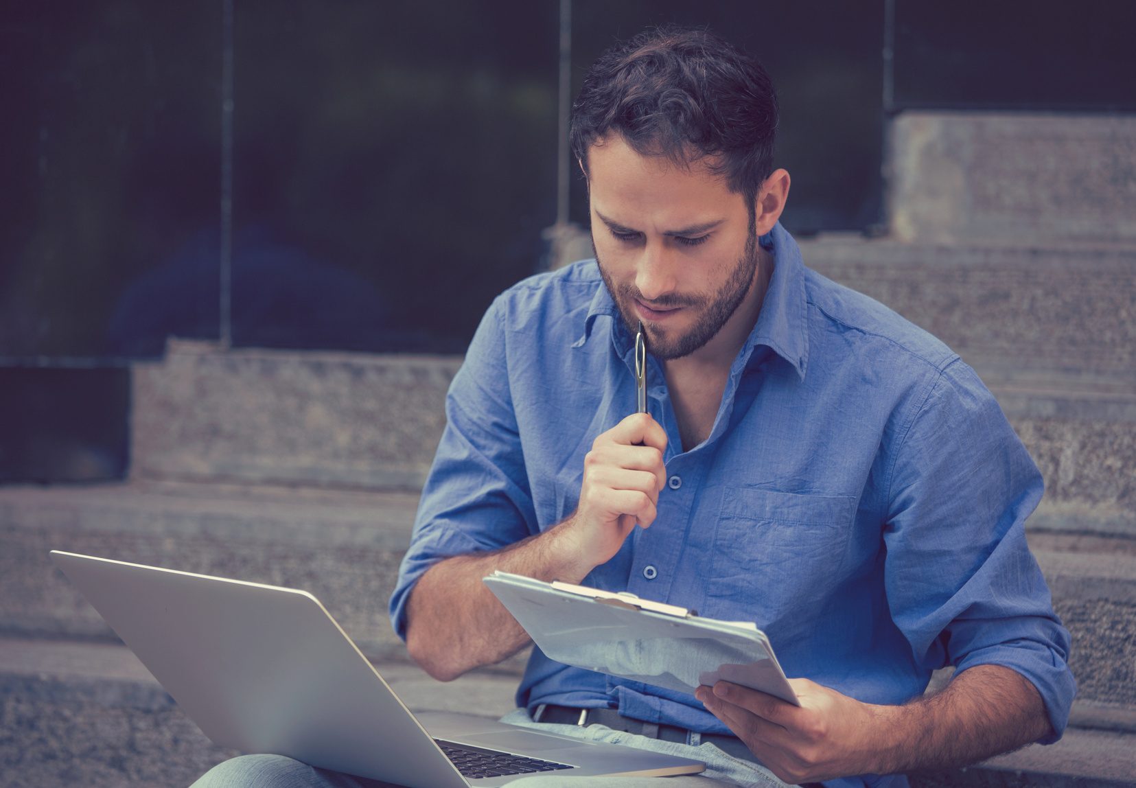 une homme lit un document