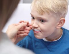 Médicaments pour enfants : trop sont « dangereux » ou « inutiles »