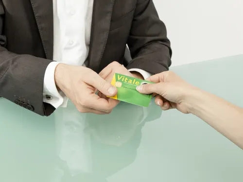 Carte vitale perdue pendant les vacances : que faire ?