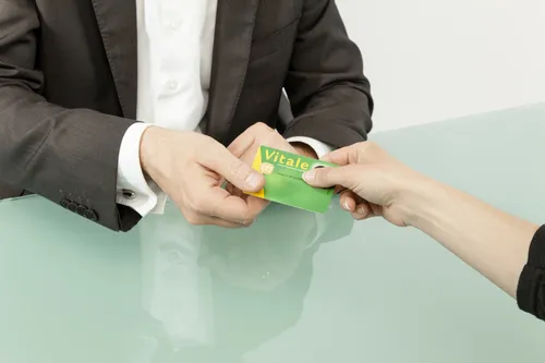 Carte vitale perdue pendant les vacances : que faire ?