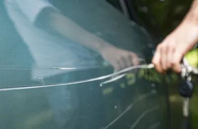 Suis-je pris en charge par mon assurance auto pour une rayure sur ma voiture ?