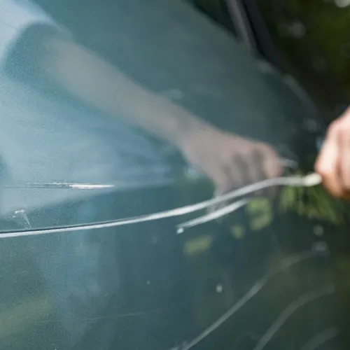 Suis-je pris en charge par mon assurance auto pour une rayure sur ma voiture ?