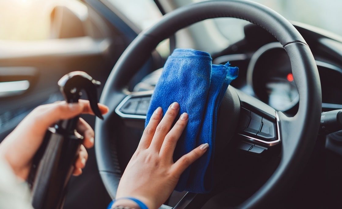 Comment nettoyer l'intérieur de sa voiture pour éviter la contamination ?