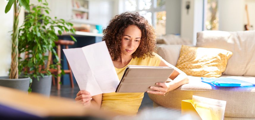 une femme regarde un document