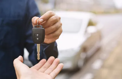 L’assurance auto autorise-t-elle le prêt de volant ? Est-on couvert ?