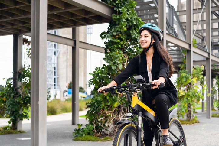 une cycliste en ville