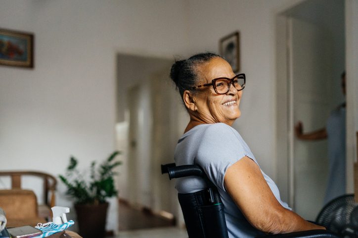 une femme en fauteuil roulant