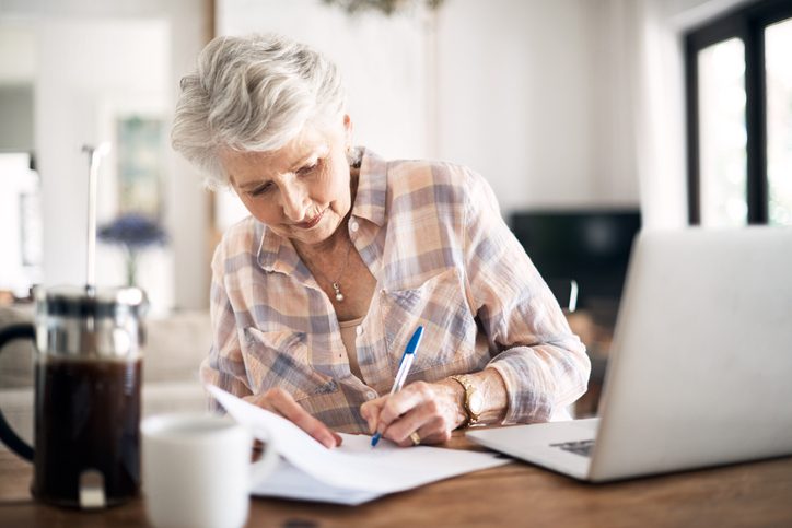 une senior écrit