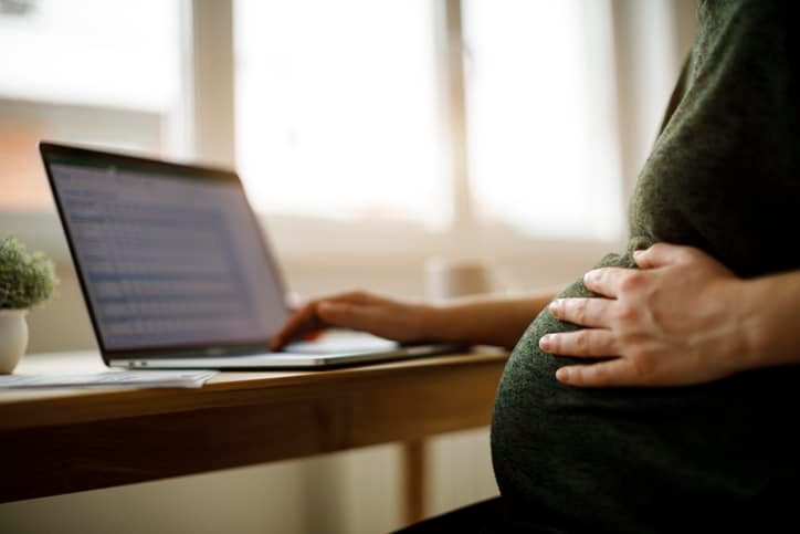 une femme enceinte utilise un ordinateur