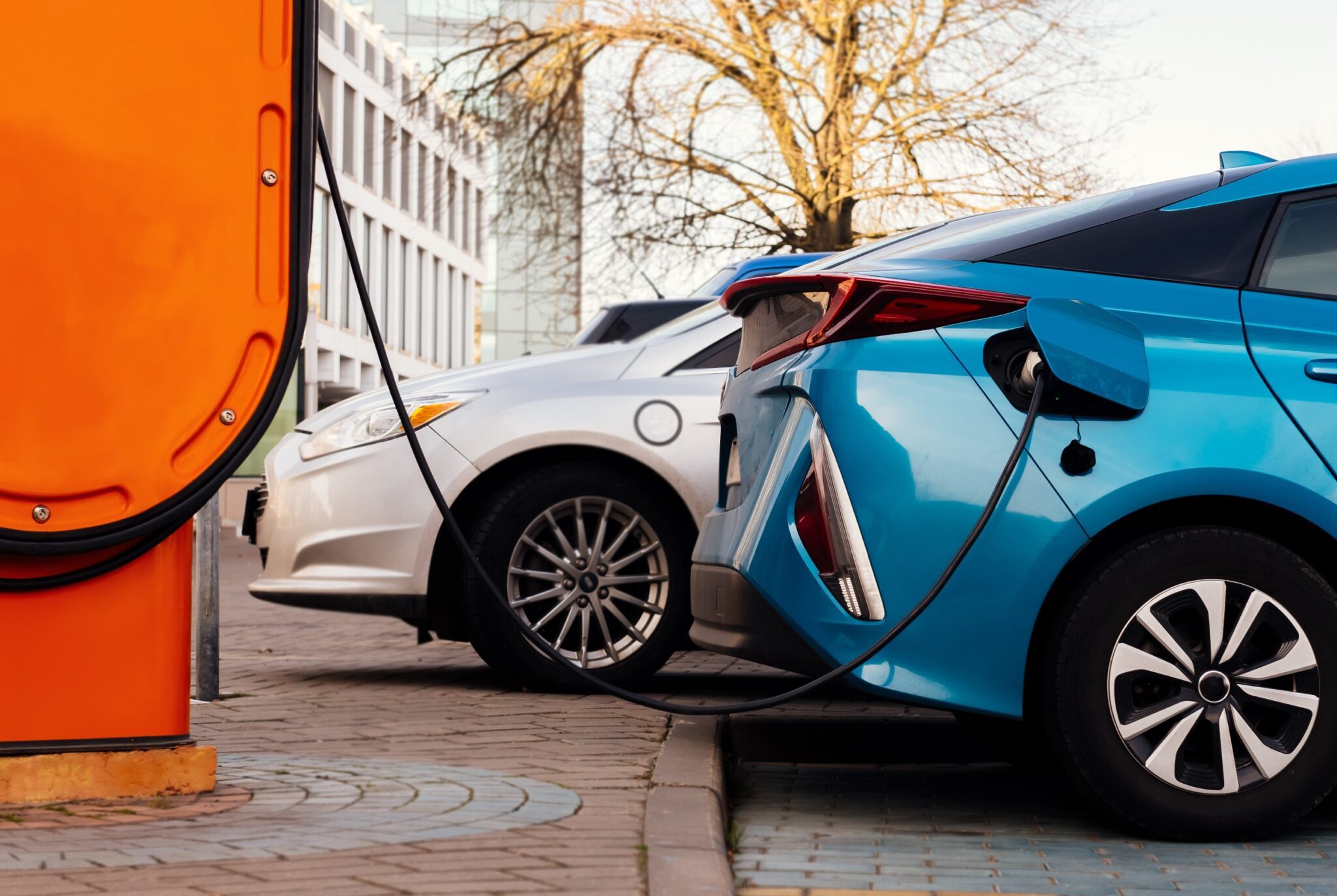 une voiture qui charge sur une borne électrique