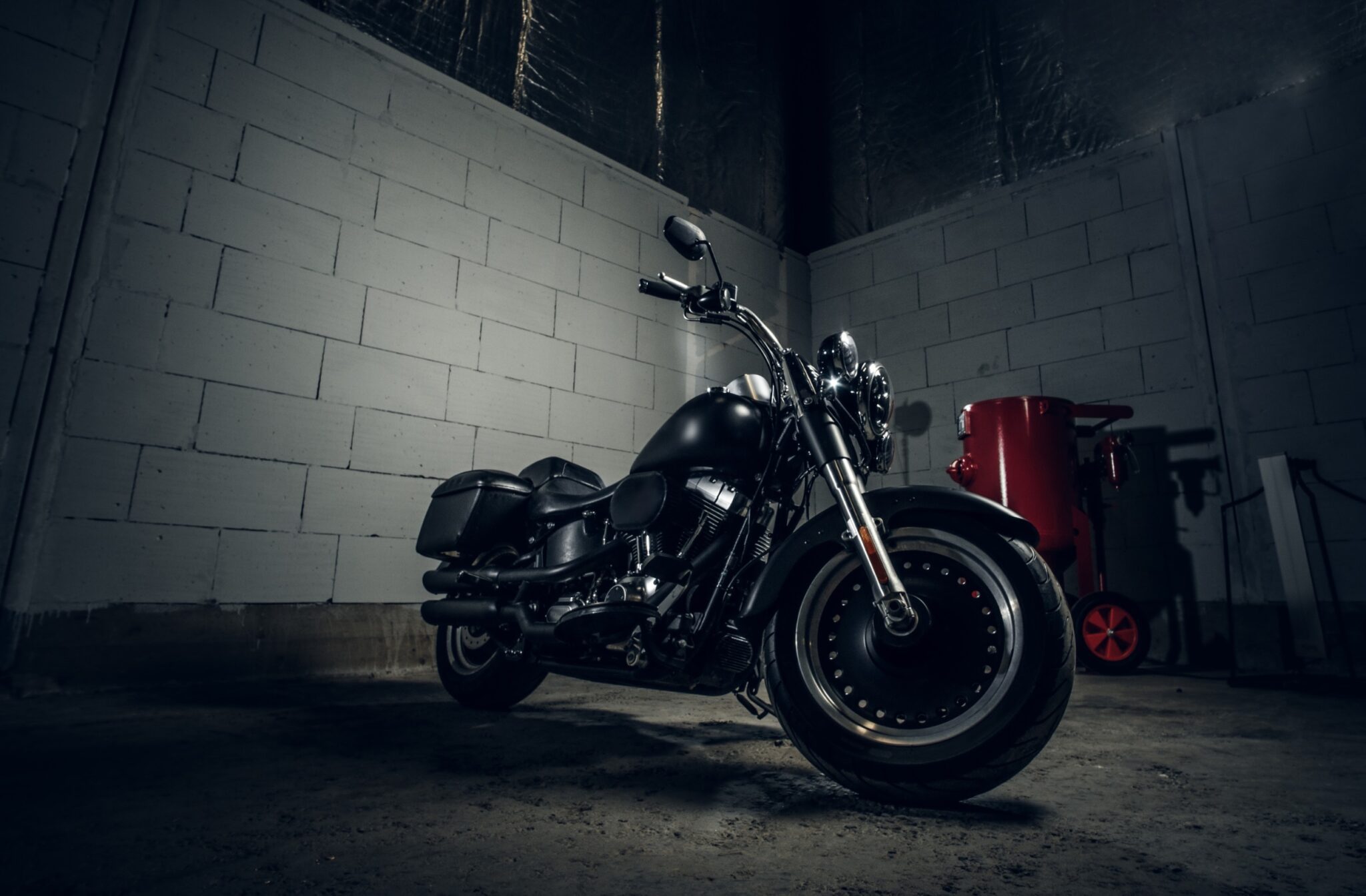 Moto dans un garage