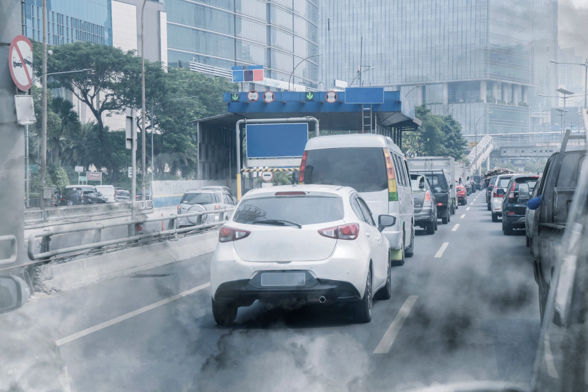 des voitures sur une route polluée