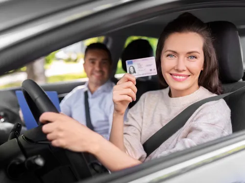 Pourquoi ça coûte plus cher de s’assurer quand on est jeune conducteur ?
