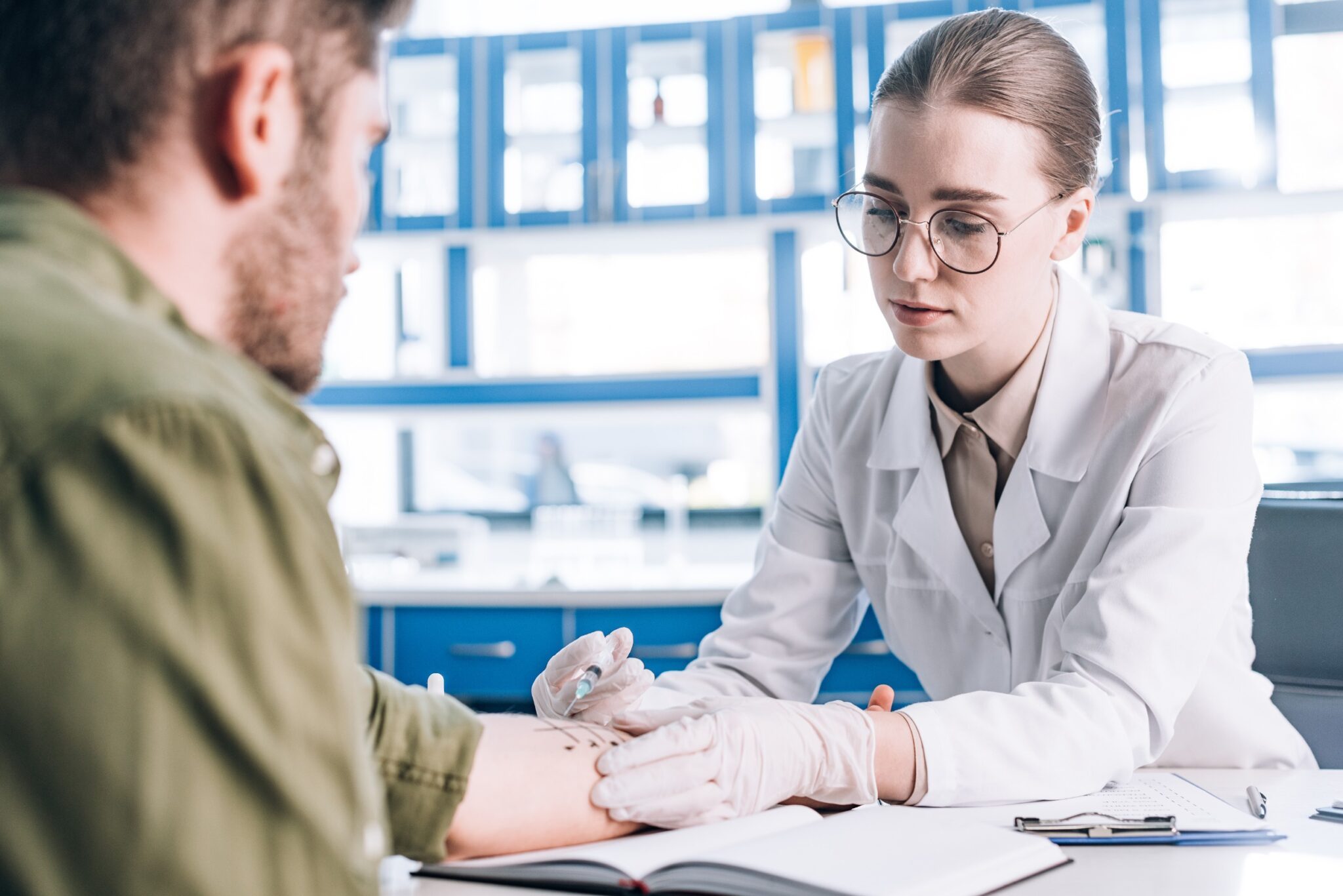 Allergologue qui fait un test sur le bras d'un patient