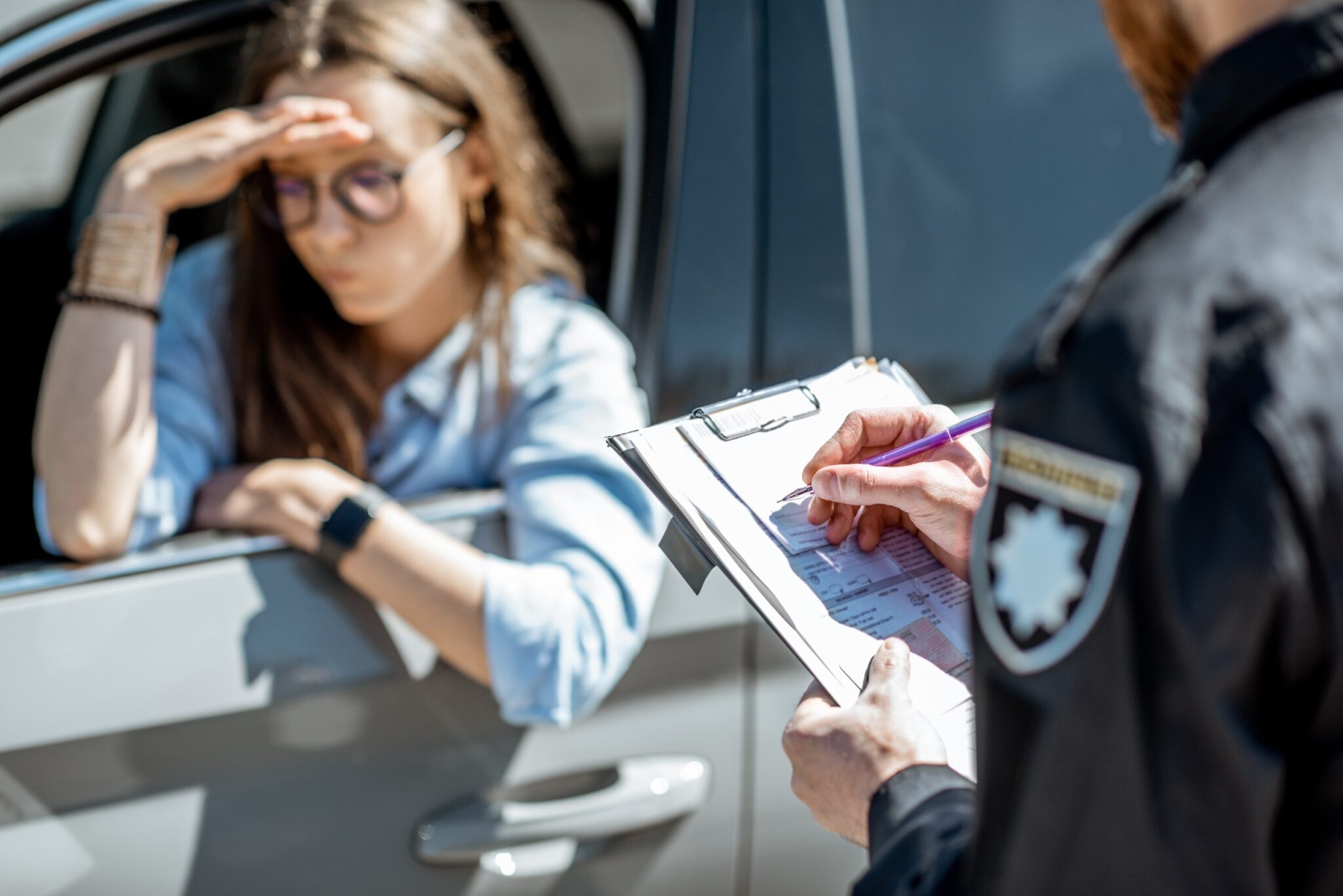 Femme qui se fait contrôler par un policier