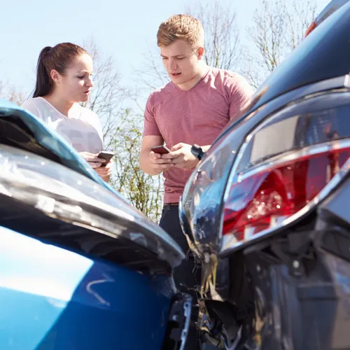 Assurance auto : comment déclarer les dommages causés à un tiers ?