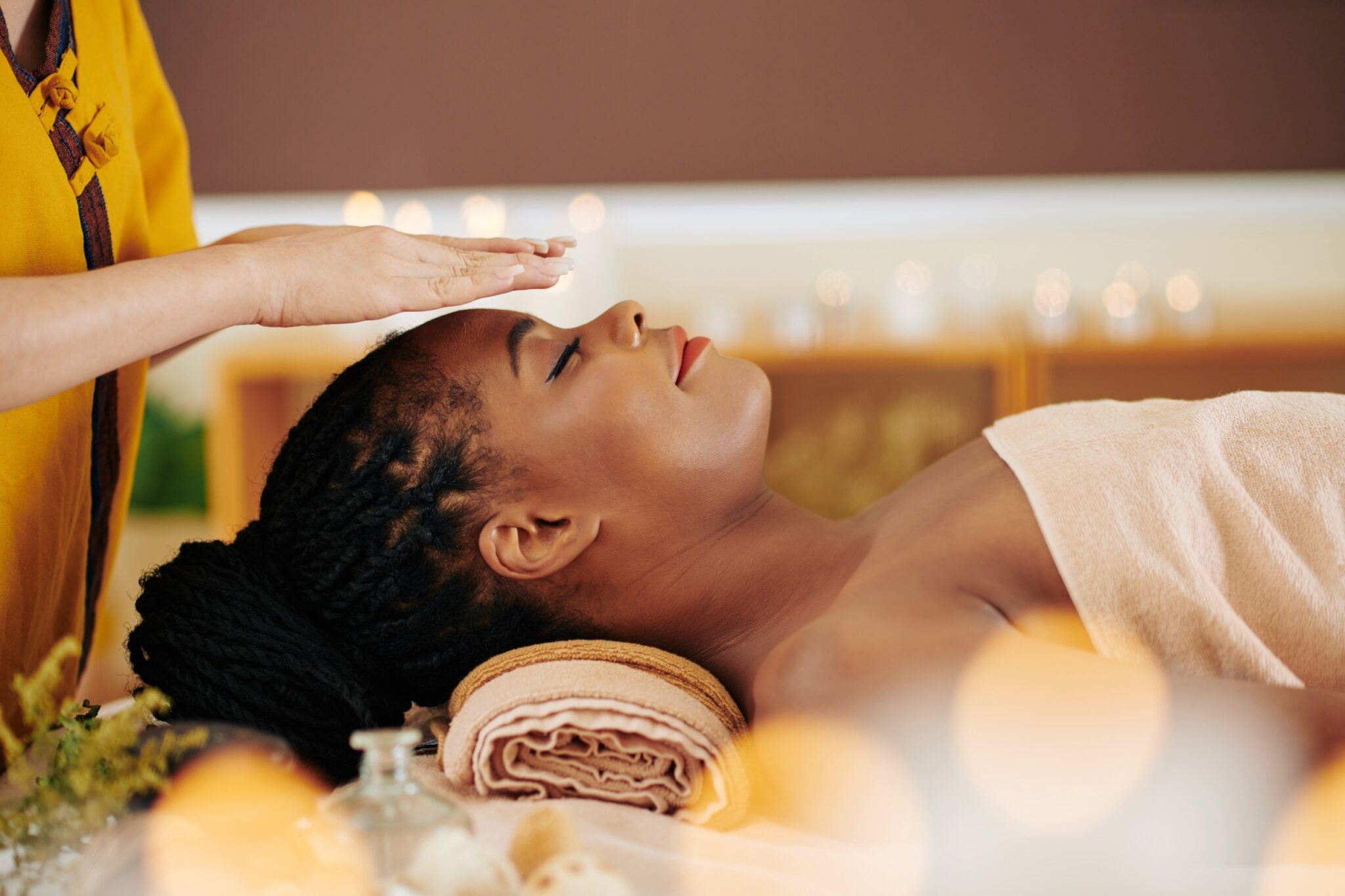 femme allongée qui fait de la médecine douce