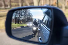 Assurance moto : quelle différence entre remontée de files et circulation inter-files ?