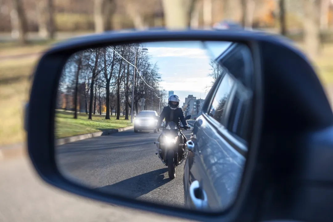Assurance moto : quelle différence entre remontée de files et circulation inter-files ?