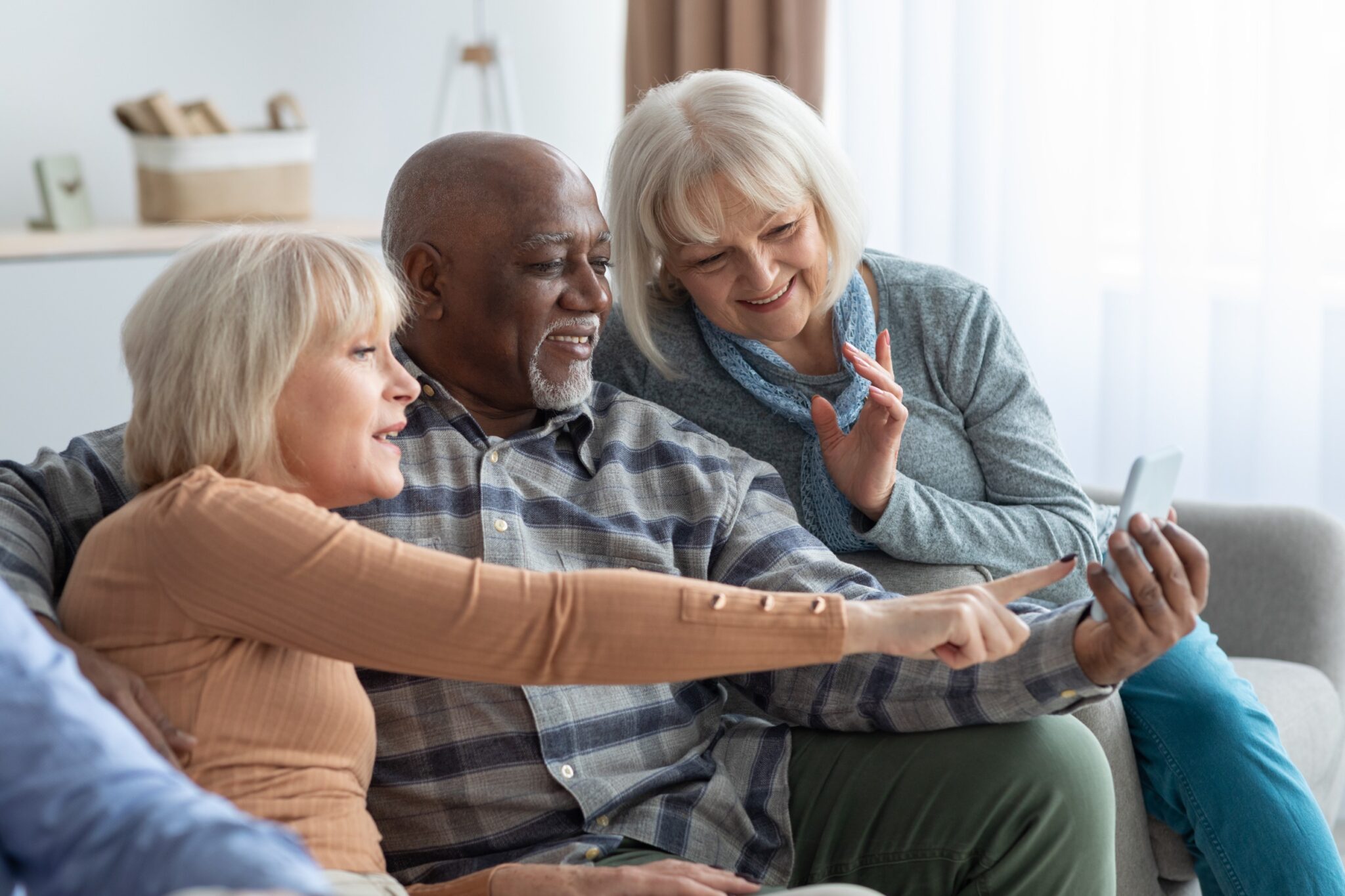 3 personnes à la retraite compare sur un téléphone les mutuelles senior 