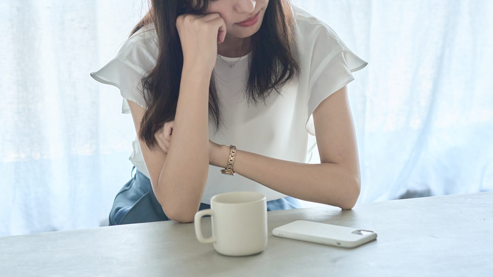 une femme un café un smartphone