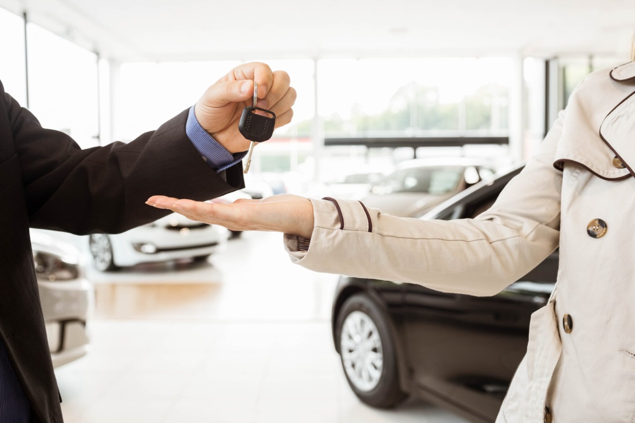 un garagiste prête une voiture à un sinistré