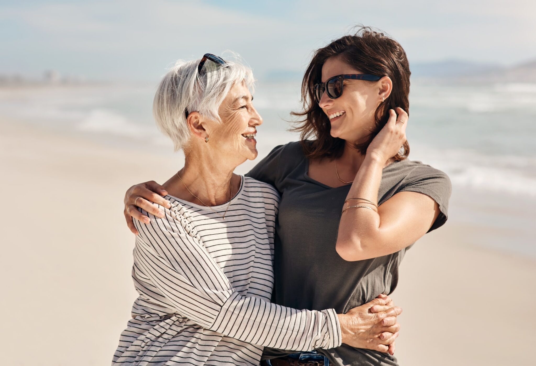 Deux femmes qui se prennent dans les bras et sourient