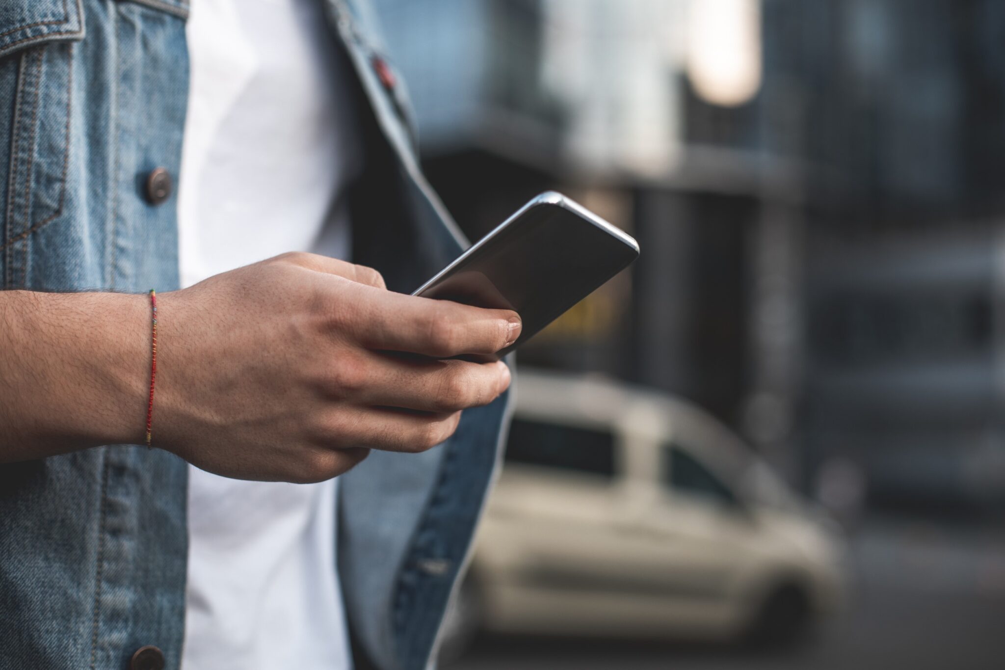 un conducteur à risque compare les assurance auto sur son téléphone