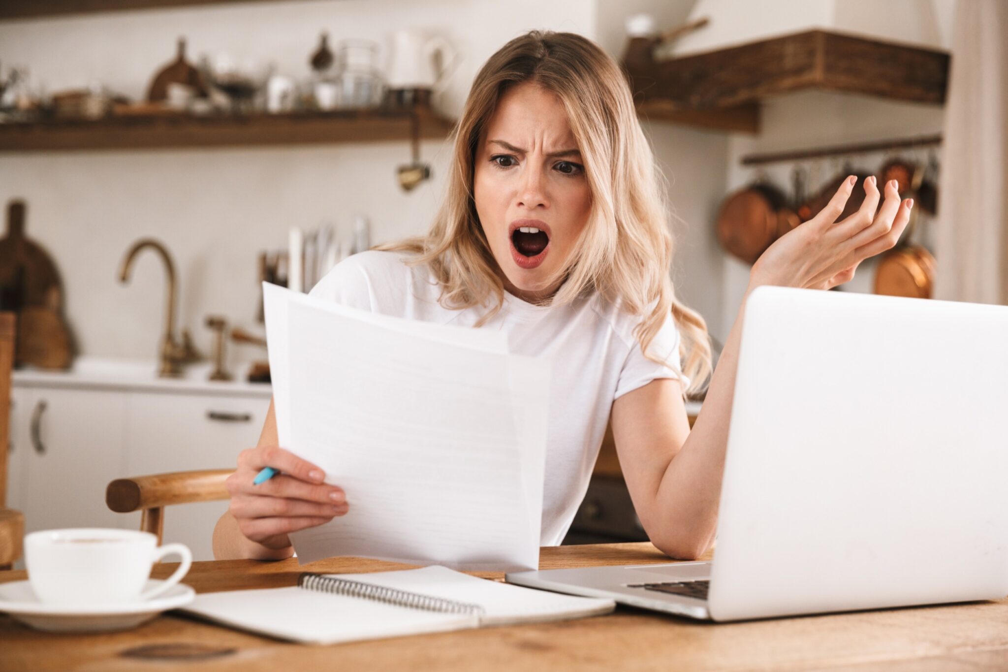 femme blonde assise en découvrant ses documents d'assurance.