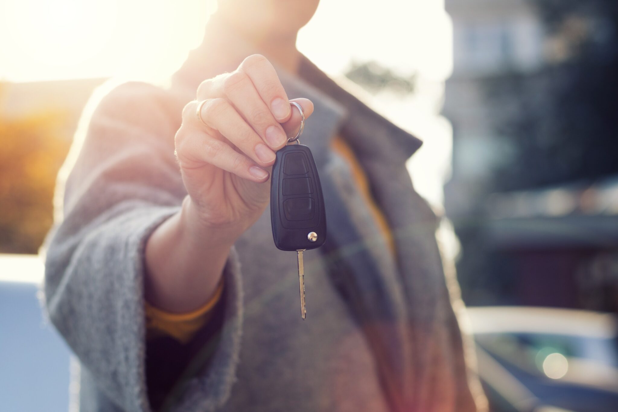 Femme qui tend une clef de voiture