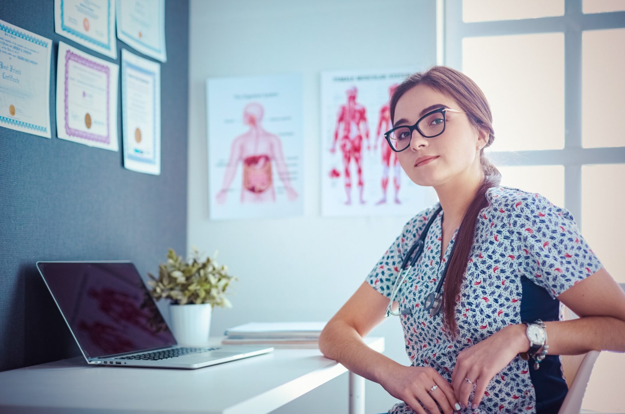 une femme regarde l'objectif