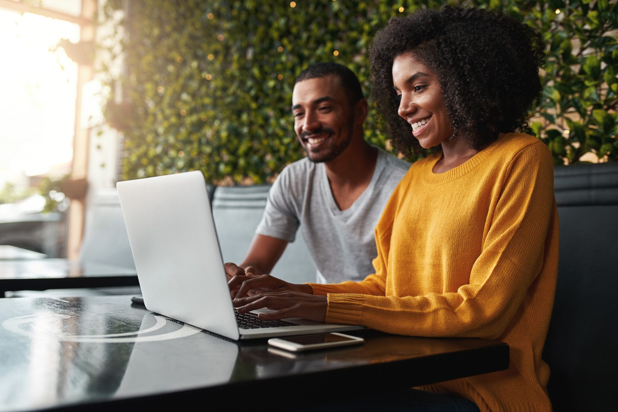 Couple devant un PC