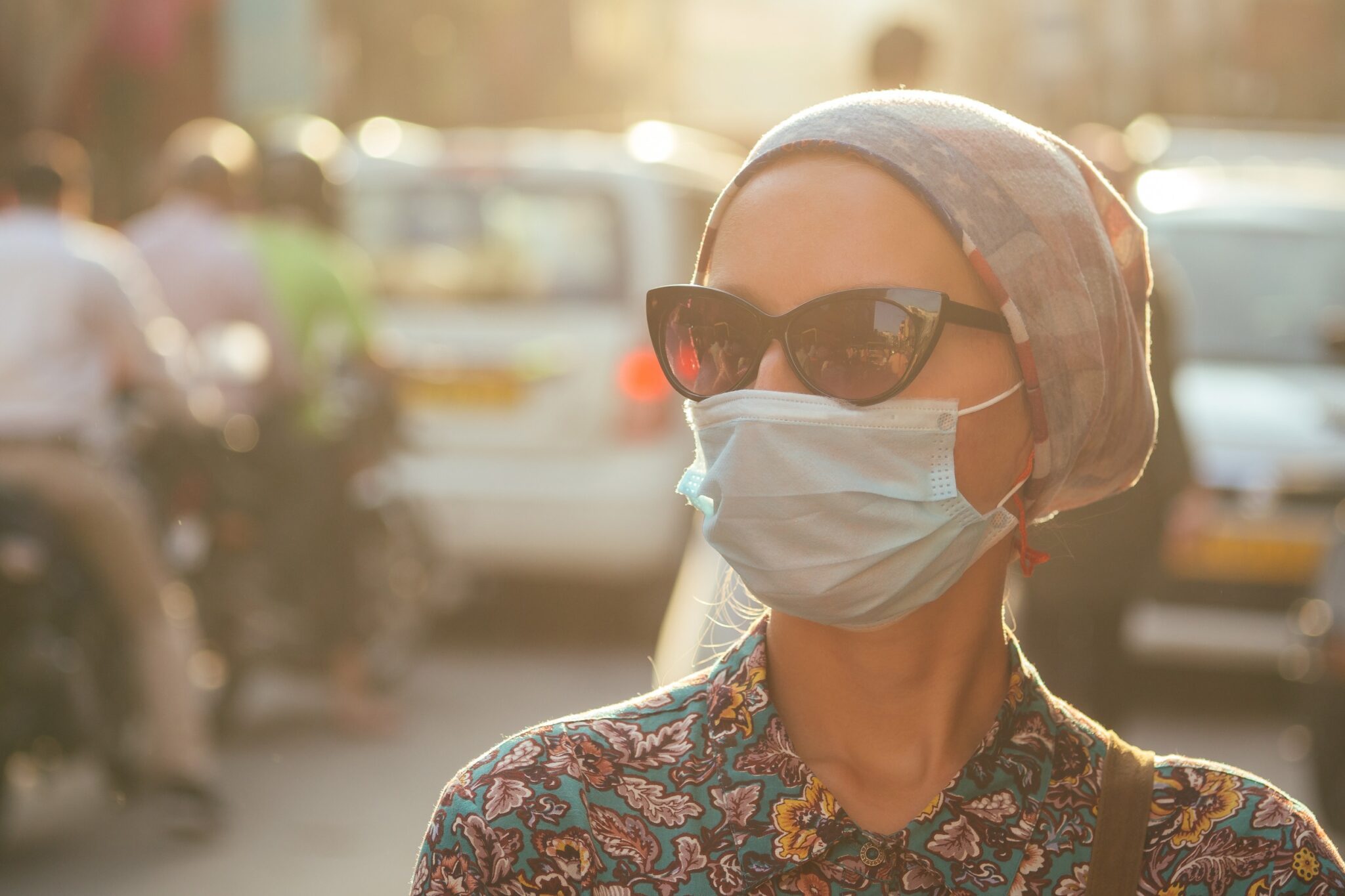 une femme dans la pollution