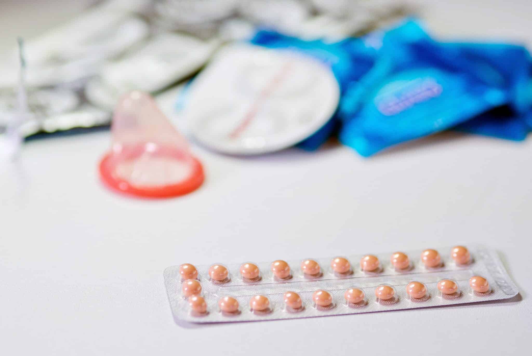 plusieurs moyens de contraception sont posées sur une table