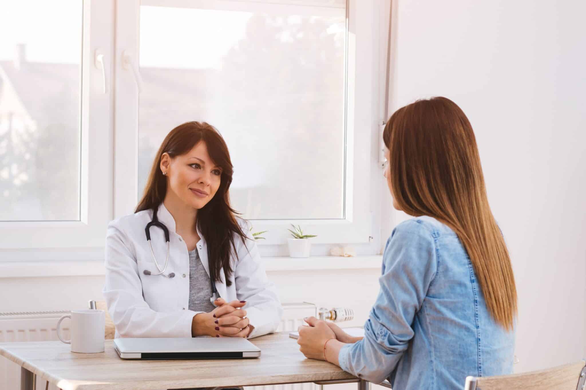 une médecin reçoit une jeune fille dans son cabinet