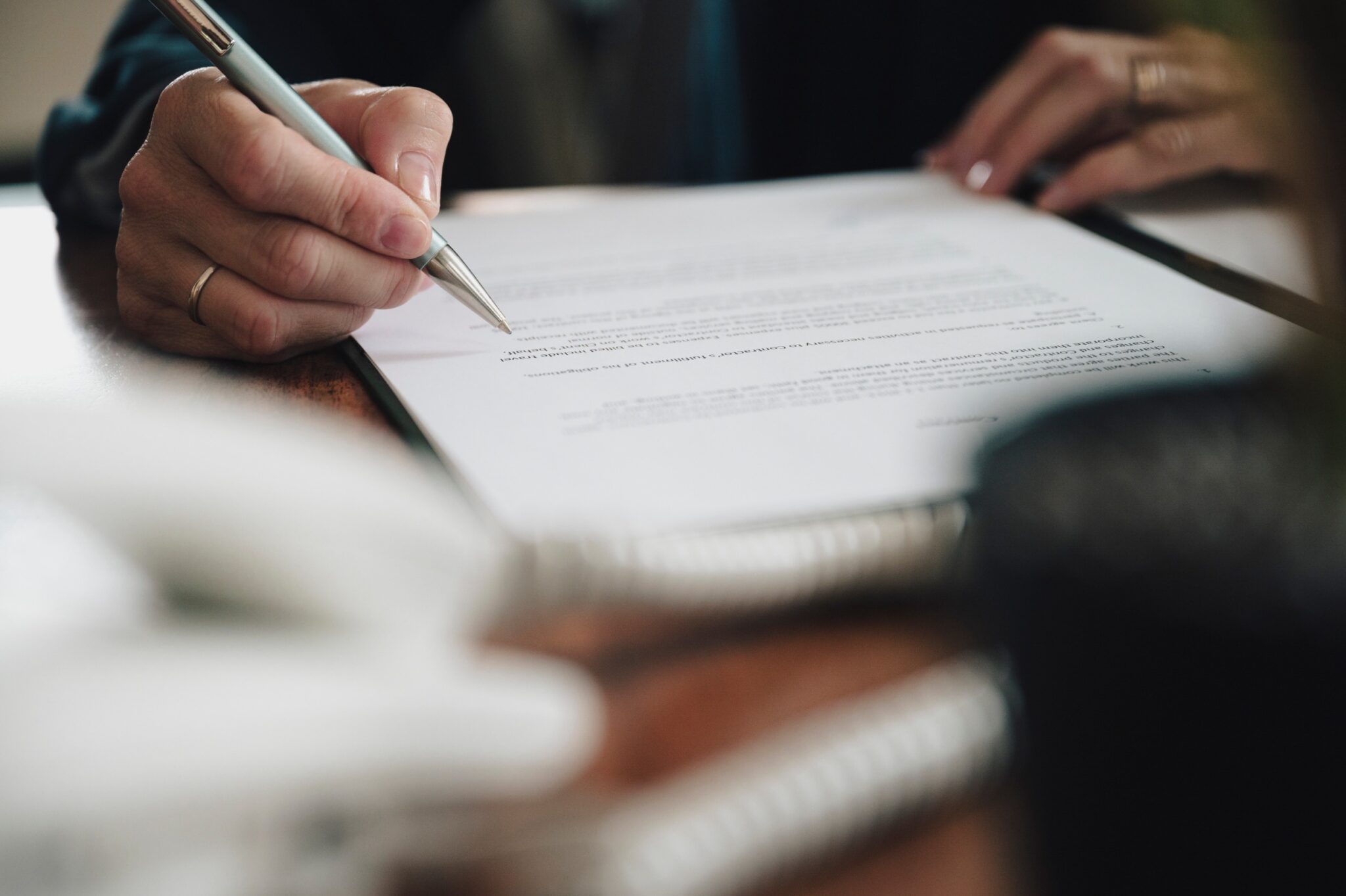une personne signe un contrat